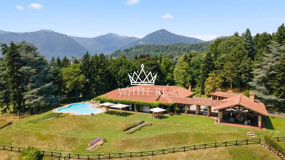 Piscina, parco privato e vista sulle Prealpi.