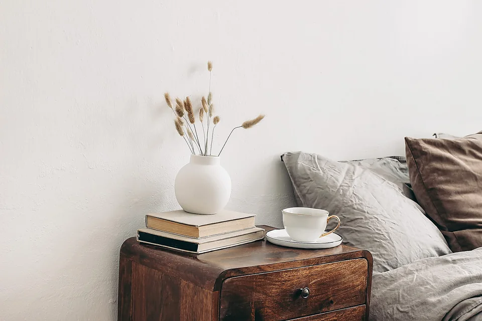 Dettaglio di un allestimento di home staging con tessuti e complementi