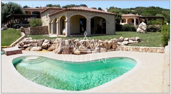 Villa con piscina e vista mare in Sardegna